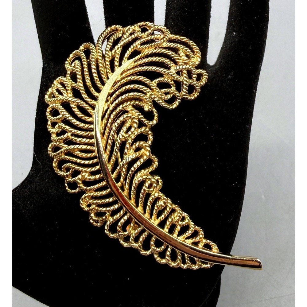 Vintage Crown Trifari Gold Tone Textured Feather Plume Brooch Pin Openwork